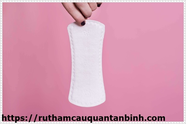 th&ocirc;ng tắc bồn cầu nghẹt do băng vệ sinh