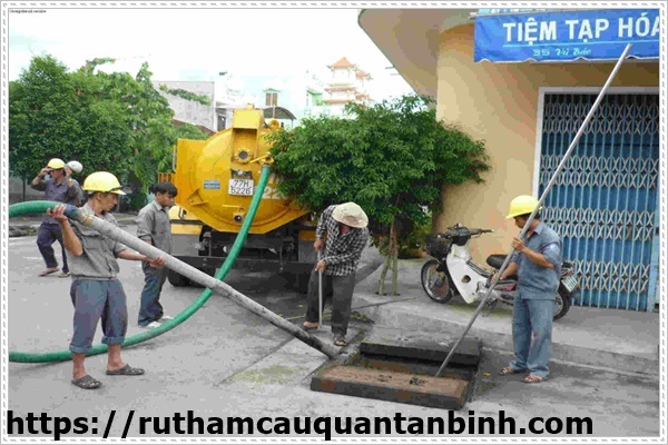 hố ga trong nh&agrave; vệ sinh bốc m&ugrave;i n&ecirc;n phải h&uacute;t hầm định kỳ