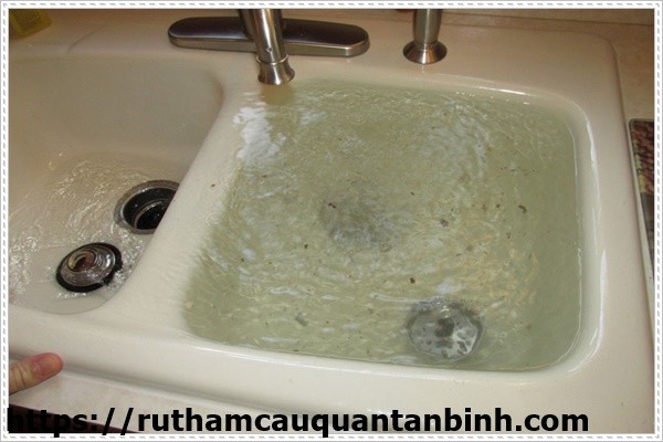 l&agrave;m sạch v&ograve;i nước bằng baking soda đơn giản