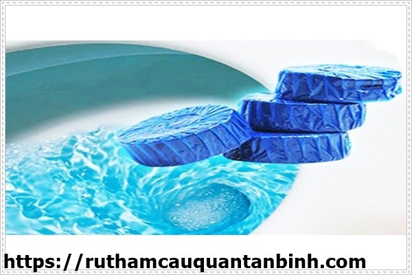Một vi&ecirc;n tẩy bồn cầu d&ugrave;ng được bao l&acirc;u