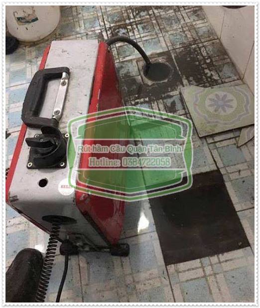 Sử dụng thiết bị hiện đại hơn khi thông bồn cầu