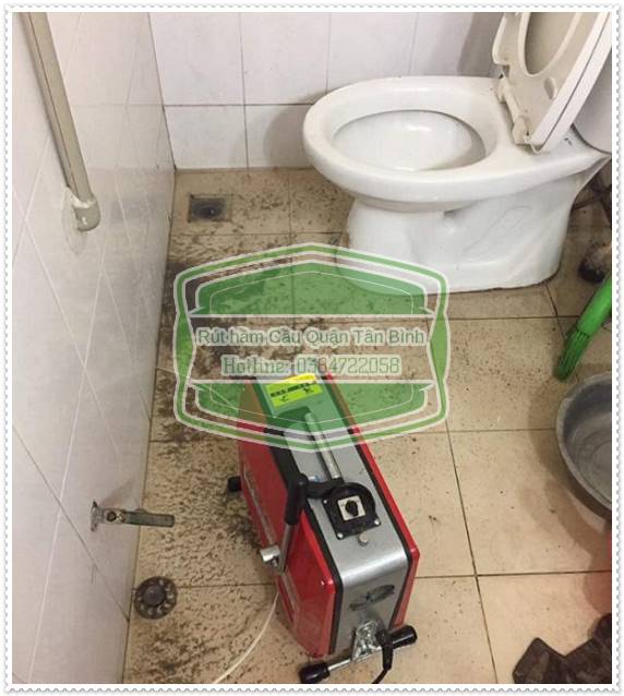 V&ocirc; t&igrave;nh đ&aacute;nh rơi vật cứng xuống dưới bồn