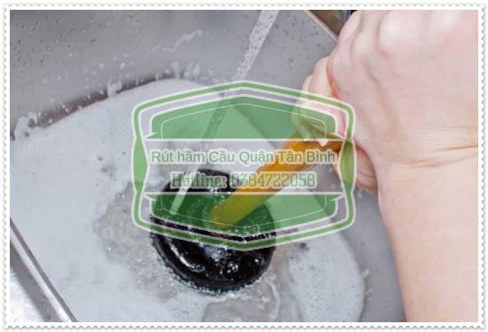 c&aacute;ch th&ocirc;ng bồn cầu ngồi xổm nhanh ch&oacute;ng