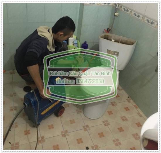 Bồn cầu đặt sai vị tr&iacute; nh&acirc;n vi&ecirc;n đến sửa chữa