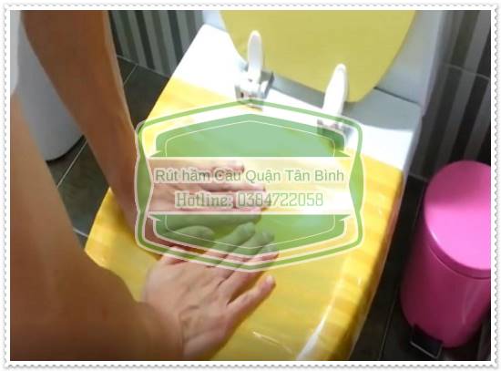 Xử l&yacute; bằng bằng keo d&aacute;n xung quanh bồn cầu