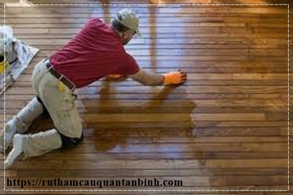 những cách tẩy vết keo 502 dính trên sàn gỗ đơn giản